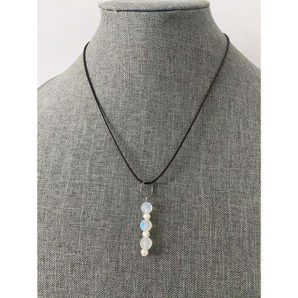 white bead pendant necklace - Picture 1 of 3